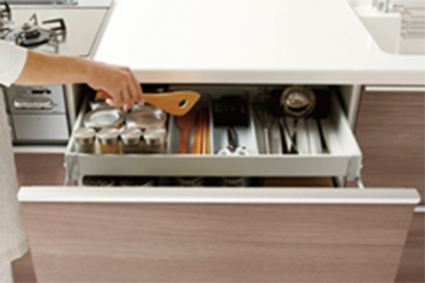 ラクな姿勢で取り出せるセンターラインキャビネット