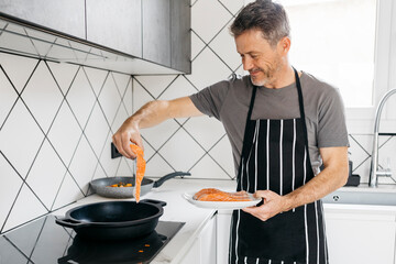 広々キッチンで鮭をさばいていく！