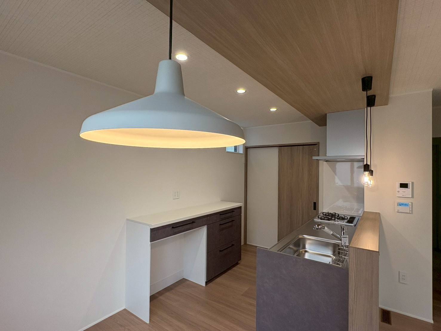 下がり天井とペンダントライトが食卓を彩り、落ち着きのある雰囲気に。