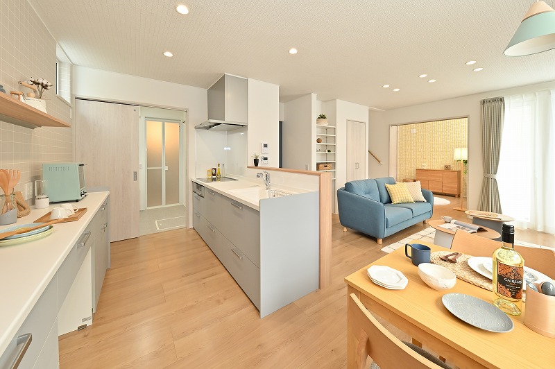 キッチン横ダイニングでLDKを見渡せる使い勝手の良いキッチン。※画像は過去の同じ間取りの施工事例です。