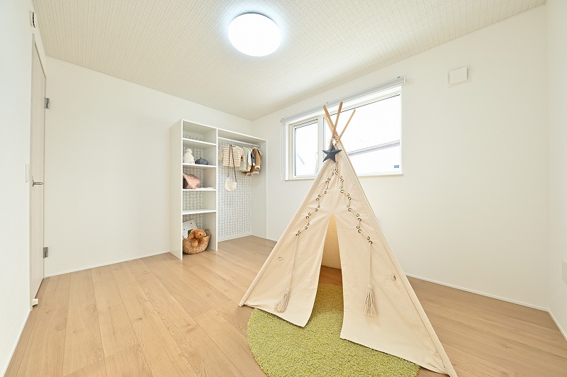 2階6帖洋室が二つあり階段上がると広いホールスペースも。 ※画像は過去の同じ間取りの施工事例です。