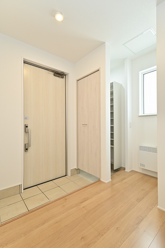 シューズクローゼットつきの玄関。 ※画像は過去の同じ間取りの施工事例です。