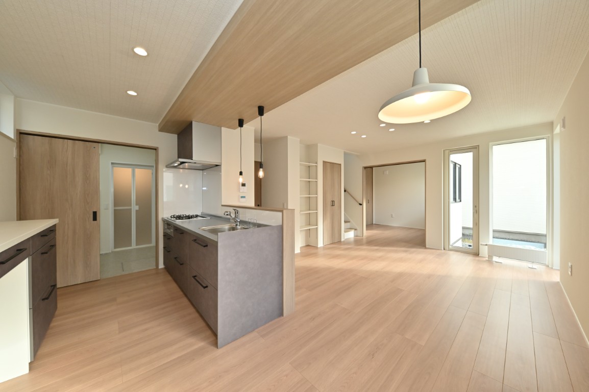 LDKを見渡せる使い勝手の良いキッチン。家族の顔を見ながら料理を楽しめます。