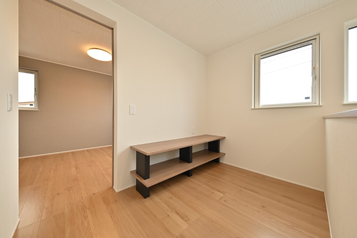 2階には階段を上がると広いホールスペースも。