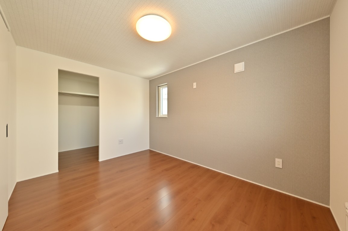 6帖の寝室はベッド以外にドレッサーなどを置いても充分な広さ。※画像は過去の同じ間取りの施工事例です。