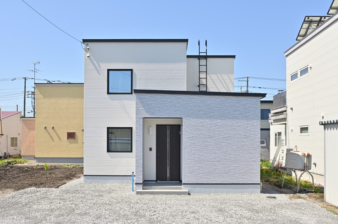 木目×グレージュとガラスドアで広がるトレンド空間