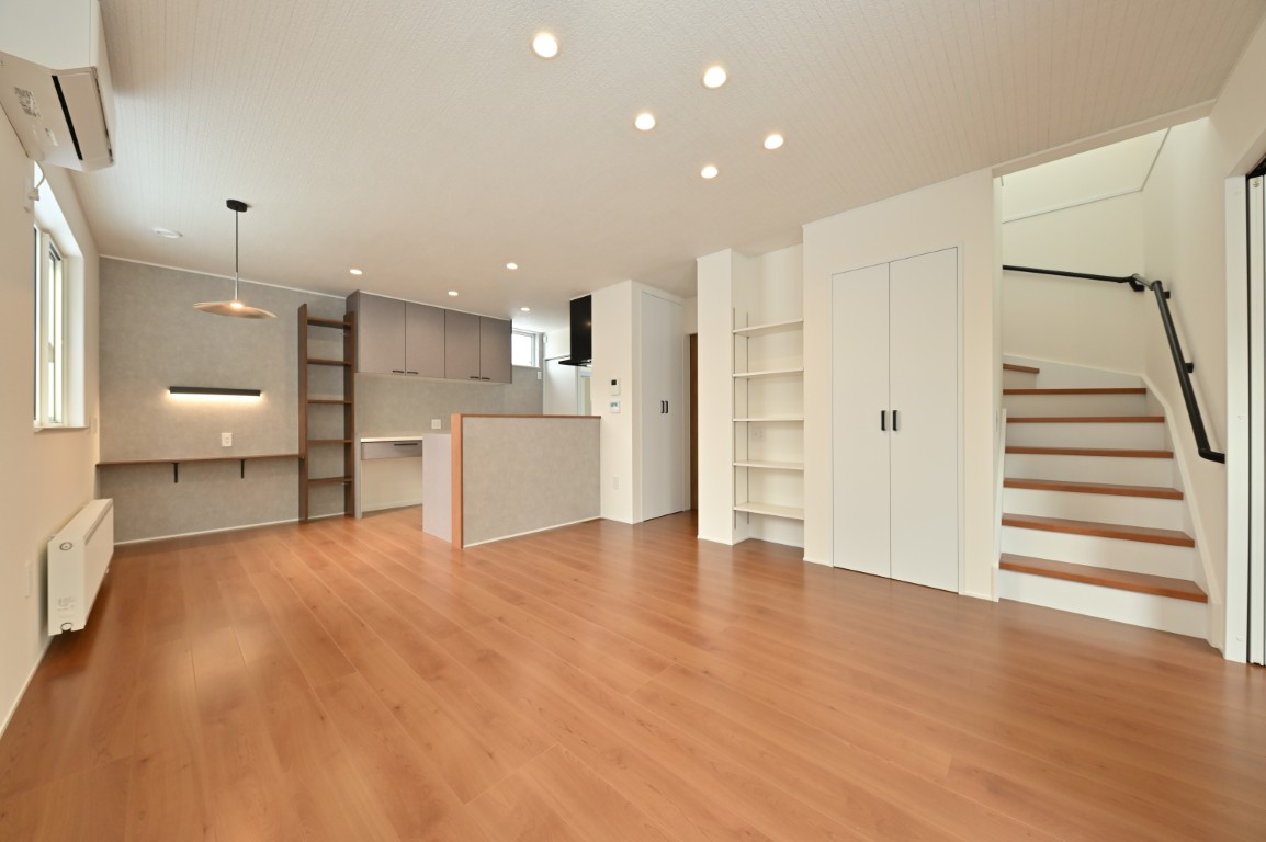 LDKは15.9帖の広々空間で リビング横に繋がる洋室は大きな収納付きの4.5帖