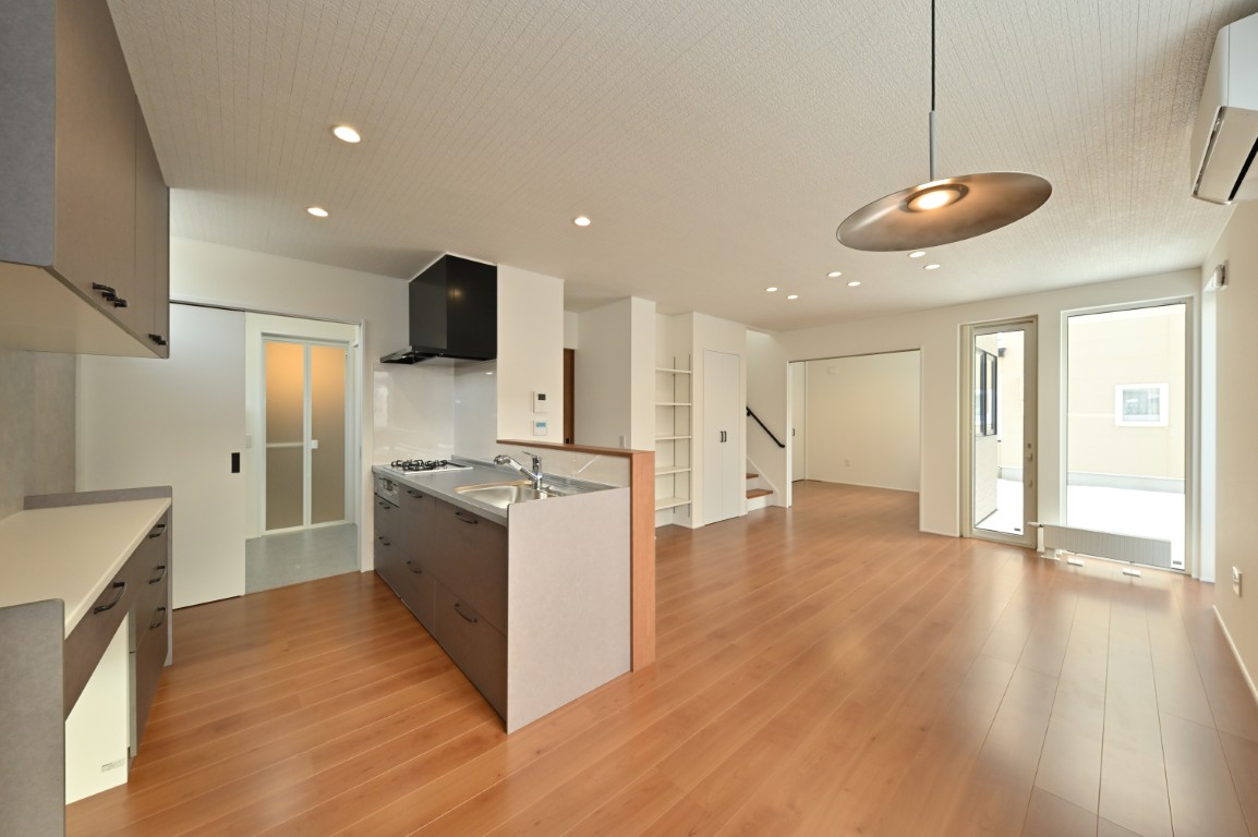 キッチン横ダイニングでLDKを見渡せる使い勝手の良いキッチン。