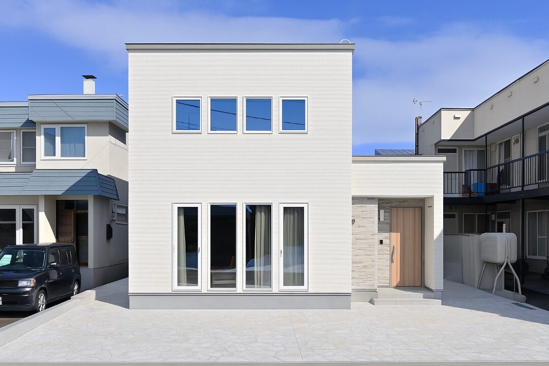 グリーンと室内窓が織りなす、ナチュラルな暮らし