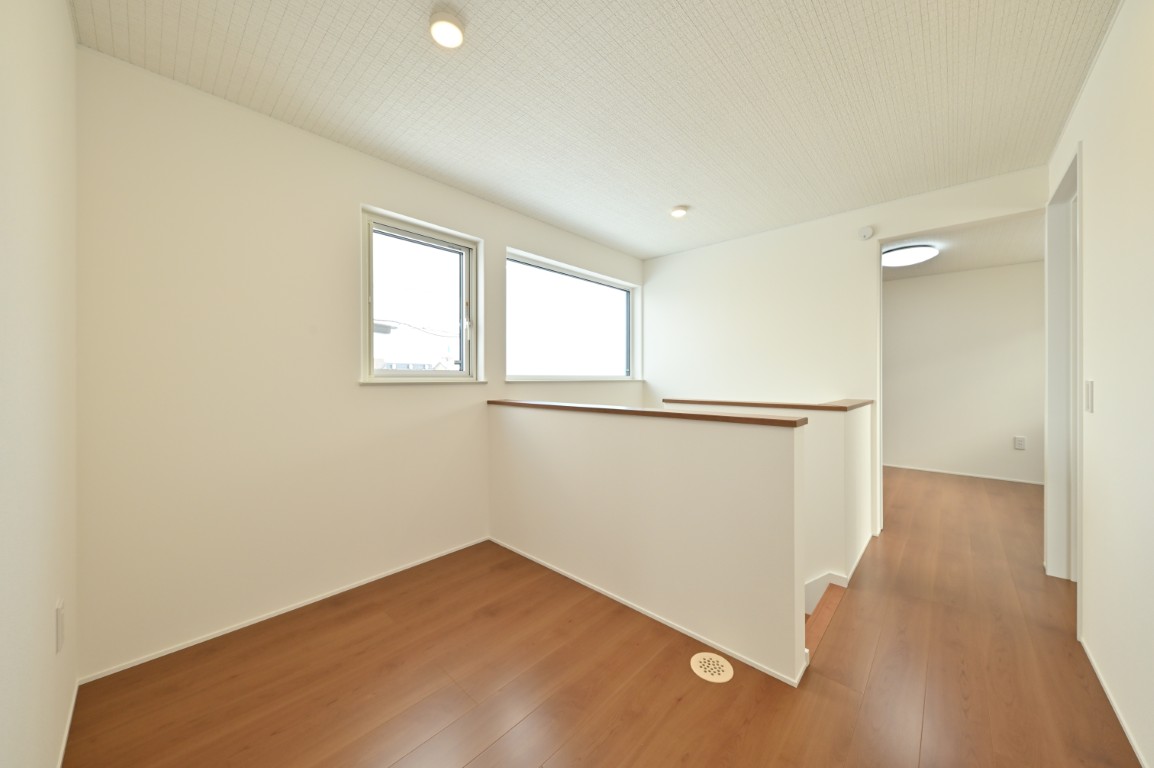 ２階6帖洋室が二つあり階段上がると広いホールスペースも。
