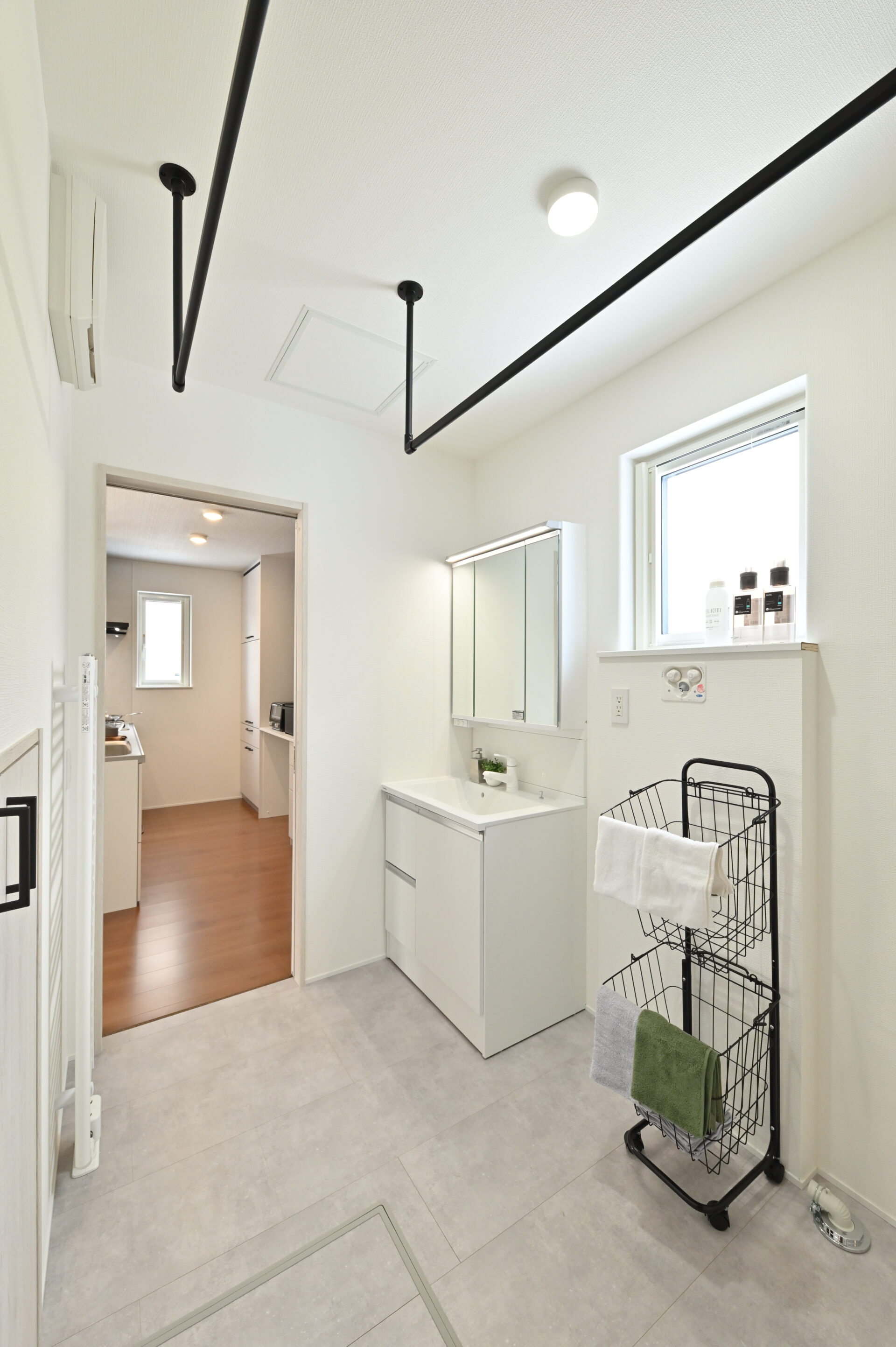 キッチン横からユーティリティーが直結した家事効率のいい間取り。さらに玄関からもアクセスできるので、帰宅後の手洗いや汚れた服の洗濯もスムーズに行えます。 ※画像は過去の施工事例で