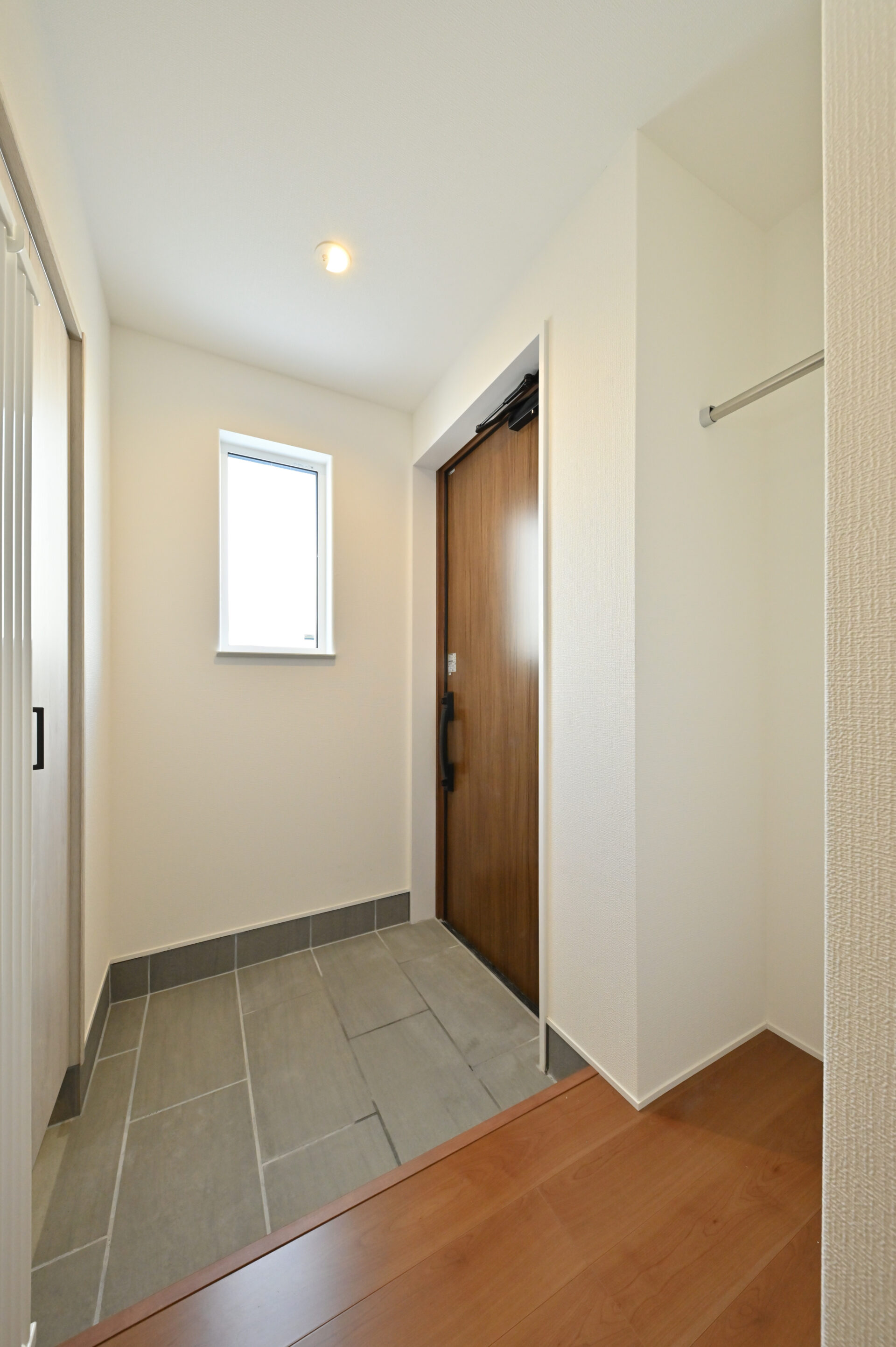 シューズクローゼットつきの玄関。　