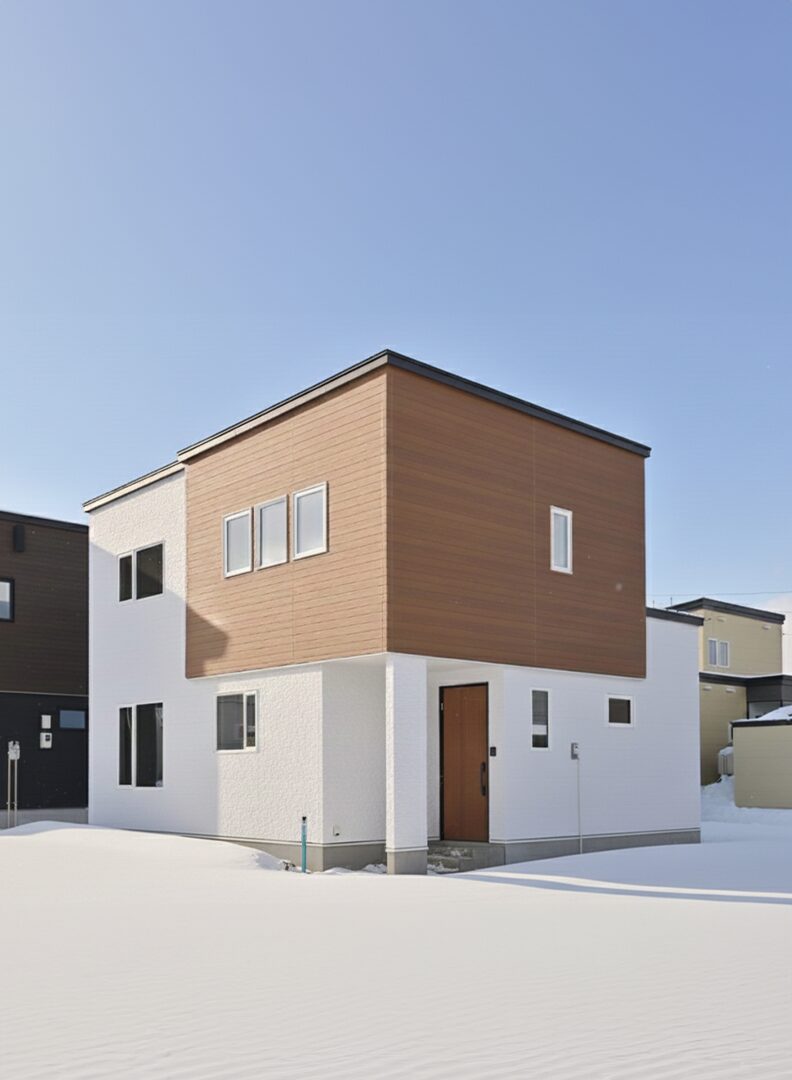 雪景色に映える、白と木のコントラストハウス