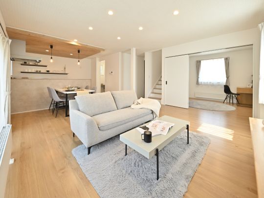 【建築可能な建物プラン例】陽光が注ぐ明るい大空間リビング。休日は家族そろってソファでくつろぎ、心身を癒 す至福のひとときを過ごせます。