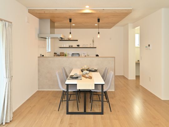 【建築可能な建物プラン例】木目調の天井が特徴の対面キッチン。家族と視線を交わせる設計で会話が弾み、毎日 の家事が笑顔あふれる時間に。