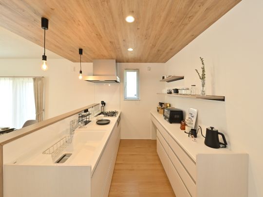 【建築可能な建物プラン例】広く収納豊富なキッチン。広々ワークトップで夫婦での料理も快適。散らかりを防ぐ 収納で毎朝のお弁当作りもストレスフリーに。