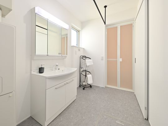 【建築可能な建物プラン例】白を基調とした清潔な洗面室。忙しい朝も家族で並んで使えるゆとりの広さ。豊富な 収納でいつでもスッキリ美しい空間を保てます。