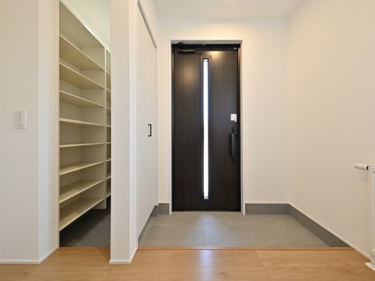【建築可能な建物プラン例】大容量収納を備えた玄関。靴や遊び道具もスッキリ整頓。いつでも片付いた美しい空 間が、帰宅した家族を優しく出迎えます。